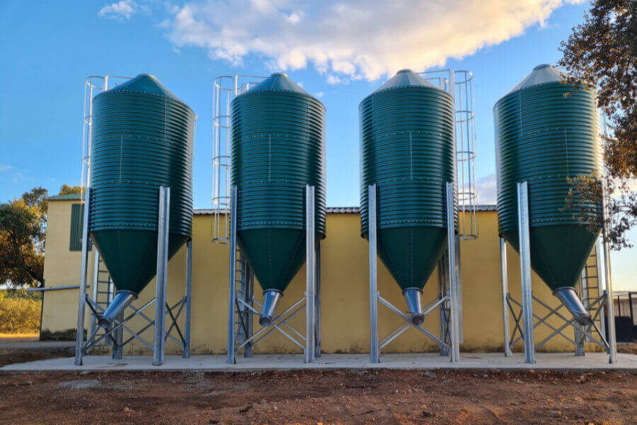 Finaliza el montaje de 4 nuevos silos granja en Sevilla
