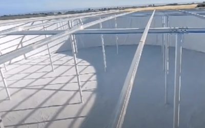 Depósito de agua con techo plano y sistema de impermeabilización