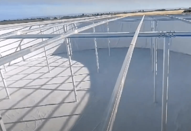 Depósito de agua con techo plano y sistema de impermeabilización