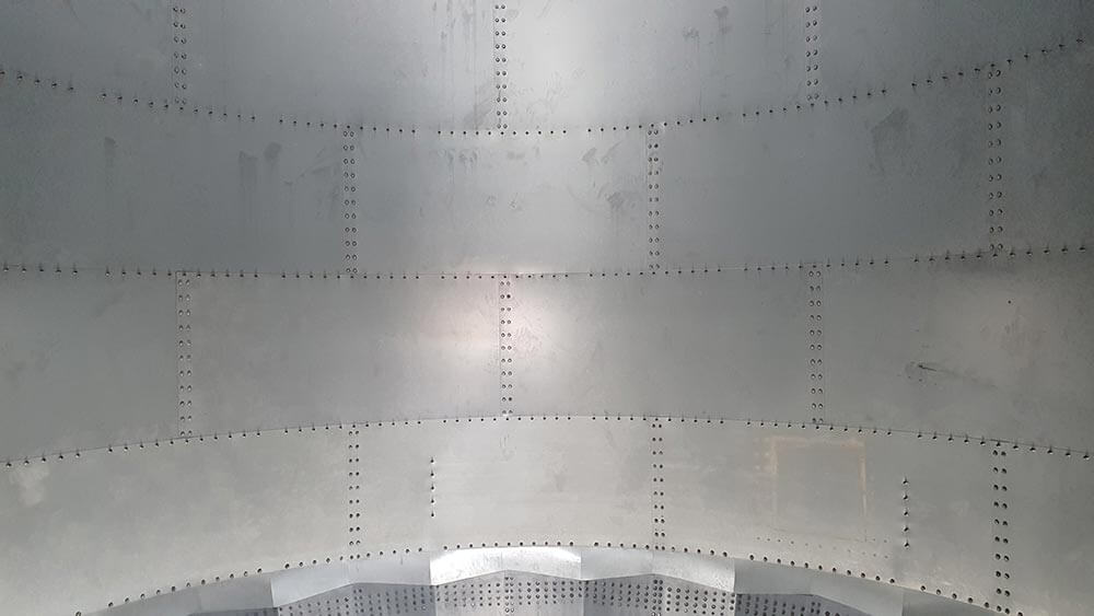 Flat metal sheet lining for silos