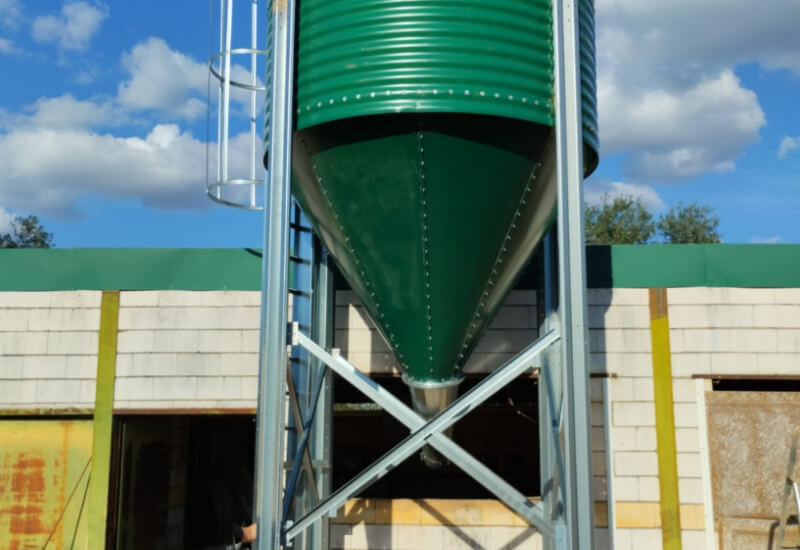 Farm silo with side outlet in Huelva