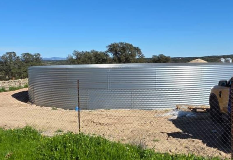 1,000 m³ Water Tank Installation in Villanueva de Córdoba for Iberian Pig Farm